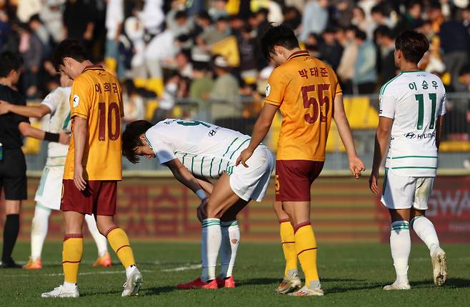 <yonhap photo-3900=""> 무승부로 경기 마친 광주FCㆍ전북 (광주=연합뉴스) 조남수 기자 = 24일 광주축구전용경기장에서 열린 K리그1 광주FC와 전북 현대의 경기. 전북 현대 선수들과 광주FC 선수들이 1-1 무승부로 경기를 마치고 있다. 2024.11.24 iso64@yna.co.kr/2024-11-24 16:06:06/ <저작권자 ⓒ 1980-2024 ㈜연합뉴스. 무단 전재 재배포 금지, AI 학습 및 활용 금지></yonhap>