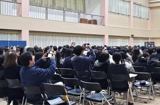 지난 23일 고양외고 입학 설명회에서 강당 앞 화면에 최근 이 학교의 대입 실적이 공개되자 학부모들이 카메라를 켜 사진을 찍는 모습. 서지원 기자