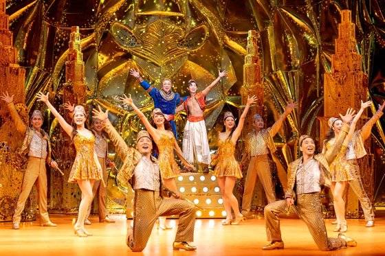 지니가 '나 같은 친구'를 부르는 장면은 뮤지컬 '알라딘'의 하이라이트 중 하나다. 사진 에스앤코