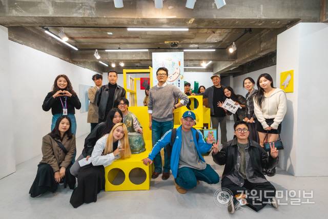 ▲ 참여 작가들의 모습.
