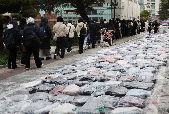 동덕여대가 공학 전환을 논의했다고 알려지며 학생들이 반대 시위를 이어가고 있는 지난 20일 오후 서울 성북구 동덕여대 학생들이 '공학 전환'과 관련한 학생총회 참석을 위해 운동장으로 향하고 있다. 연합뉴스