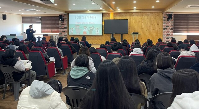 김종국 전북지역경제교육센터장이 전주대 사대부고 3학년 학생들을 대상으로 경제교육 강의를 하고 있다. 전북지역경제교육센터 제공.