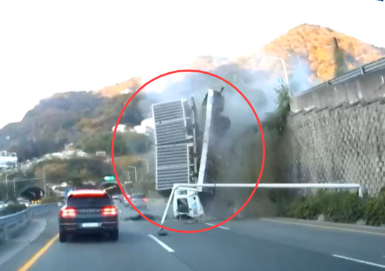 5톤(t)짜리 트럭이 오르막길(정관→부산 방향)을 주행하다 옹벽 아래로 추락한 모습. [사진 출처 = 유튜브 ‘한문철TV’ 갈무리]