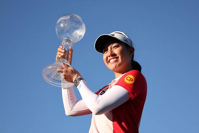 지노 티띠꾼이 CME그룹 투어 챔피언십 우승 트로피와 함께 환하게 웃고 있다.  AFP연합뉴스
