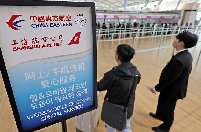중국의 한국인 무비자 입국이 시행된 지난 8일 오전 인천 중구 인천국제공항 1터미널 중국 항공사 체크인 카운터로 관광객이 들어가고 있다./사진=뉴스1