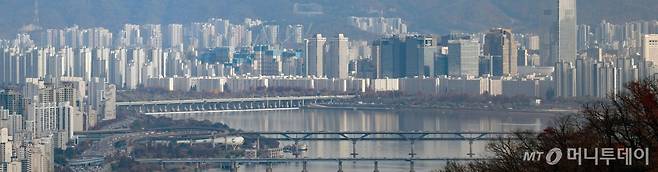 [서울=뉴시스] 김선웅 기자 = 서울 아파트 가격이 큰 폭으로 오르면서 내년 강남권 아파트 보유세가 올해보다 20~30% 상승할 것으로 전망된다. 19일 한국부동산원에 따르면 올해 9월까지 서울 아파트 실거래가 지수는 8.1% 올랐다. 9월 지수가 하락했고 12월까지 하락세가 이어져도 작년보다 아파트 공시가격이 올라 보유세는 상승분 만큼 높아질 수 있다. 19일 서울 시내 아파트단지의 모습. 2024.11.19. mangusta@newsis.com /사진=김선웅