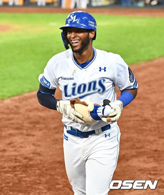 [OSEN=대구, 이석우 기자] 삼성 디아즈가 6회말 우월 솔로 홈런을 치고 기뻐하고 있다. 2024.10.15 / foto0307@osen.co.kr