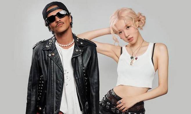 팝스타 브루노 마스와 협업곡으로 빌보드 핫100 여성 K팝 최고 기록을 세운 블랙핑크 로제(오른쪽). 더블랙레이블 제공