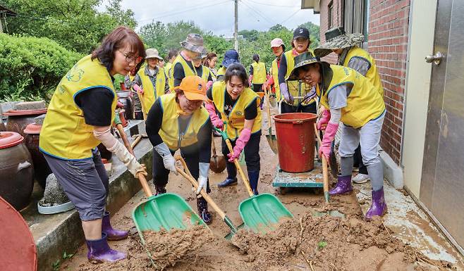 하나님의 교회 성도들이 장마철 호우 피해가 발생한 충남 당진시의 피해 가정을 찾아 복구작업을 하고 있다. [하나님의 교회]
