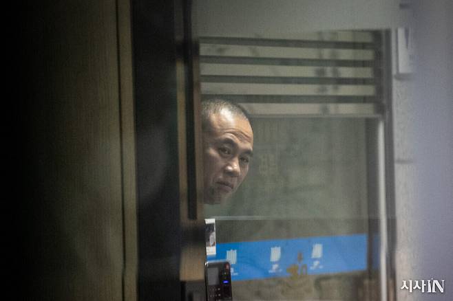 11월8일 명태균씨가 피의자 신분으로 창원지방검찰청에 출석해 건물 안에서 변호인을 기다리고 있다. ⓒ시사IN 신선영