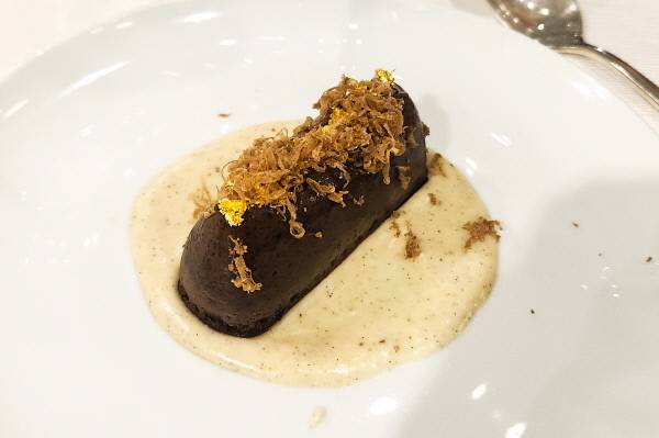 피에몬테 전통 초콜릿 잔두이오토(Gianduiotto). 알바 화이트 트러플로 특별한 향이 더해졌다