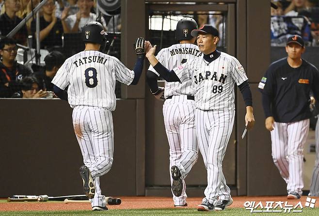 15일 오후 대만 타이베이돔에서 열린 '2024 WBSC(세계야구소프트볼연맹) 프리미어12' B조 조별리그 3차전 대한민국과 일본의 경기, 5회말 2사 만루 일본 마키의 2타점 적시타 때 이바타 감독이 그라운드로 나와 득점 올린 선수들을 맞이하고 있다. 엑스포츠뉴스DB