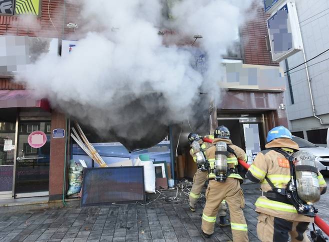 화재 진압하는 소방대원들 [대전동부소방서 제공. 재판매 및 DB 금지]