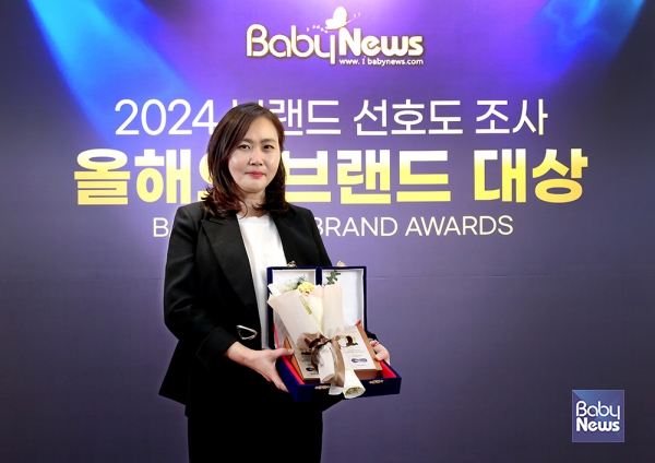 노경아 베베쿡 대표이사가&nbsp;2024 브랜드 선호도조사 올해의 브랜드대상 시상식에서 이유식 부문과 유아간식 부문 2개 부문에 대한 상패를 전달받고 기념촬영을 하고 있다. 이효상 기자 ⓒ베이비뉴스