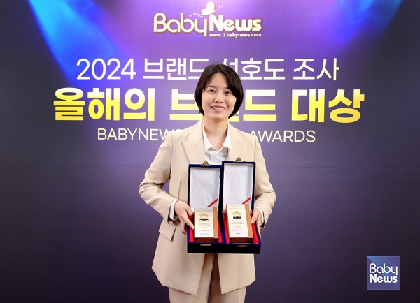 서은영 더블하트 브랜드전략실장이&nbsp;2024 브랜드 선호도조사 올해의 브랜드대상 시상식에서 젖병 부문과 젖병세정제 부문 2개 부문에 대한 상패를 전달받고 기념촬영을 하고 있다. 이효상 기자 ⓒ베이비뉴스
