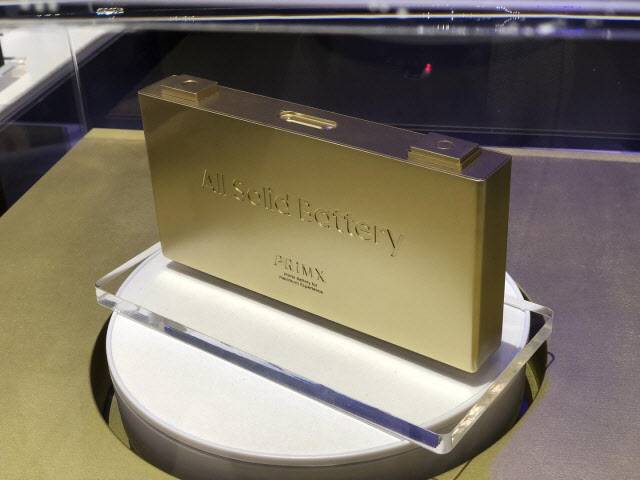 2023년 9월 독일 뮌헨에서 열린 ‘IAA 모빌리티’ 행사에서 삼성SDI가 공개한 전고체 배터리 실물 크기 모형.(사진=연합뉴스.)