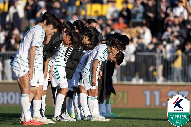 전북 선수단이 24일 광주전이 끝난 뒤 원정 온 팬께 인사하고 있다. 사진 | 한국프로축구연맹