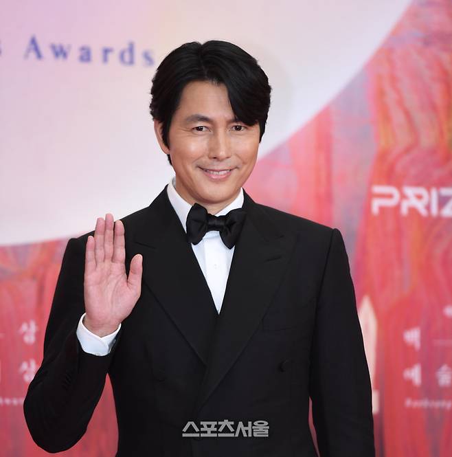 정우성이 7일 서울 강남 코엑스에서 열린 백상예술대상 레드카펫 행사에서 포즈를 취하고 있다.2024. 5. 7.최승섭기자 thunder@sportsseoul.com