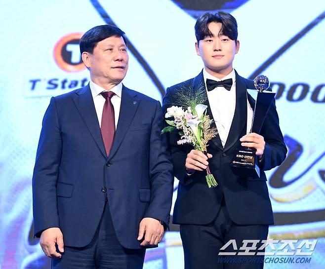 26일 롯데호텔월드에서 열린 2024 KBO 시상식, 신인상을 수상한 두산 김택연이 상을 받고 있다. 잠실=허상욱 기자 wook@sportschosun.com/2024.11.26/