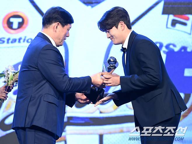 26일 롯데호텔월드에서 열린 2024 KBO 시상식, 신인상을 수상한 두산 김택연이 상을 받고 있다. 잠실=허상욱 기자 wook@sportschosun.com/2024.11.26/