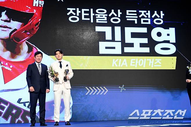 26일 롯데호텔월드에서 열린 2024 KBO 시상식, 장타율상과 득점상을 수상한 KIA 김도영이 소감을 전하고 있다. 잠실=허상욱 기자 wook@sportschosun.com/2024.11.26/