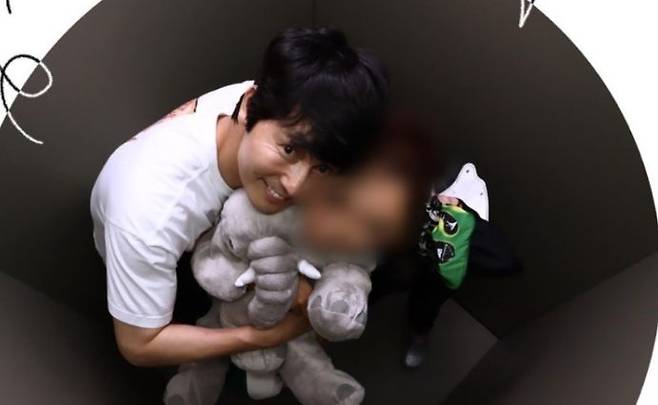 배우 정우성과 그의 연인으로 추정되는 일반인 여성이 함께 찍은 사진과 영상이 유출됐다. JTBC '사건반장'