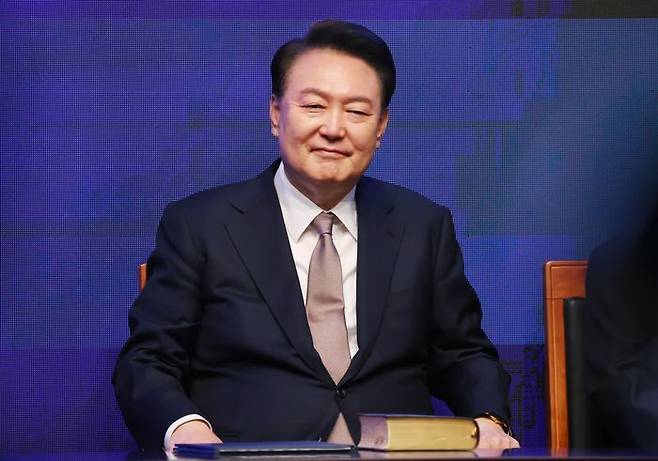 윤석열 대통령이 지난 22일 서울 중구 신라호텔에서 열린 제56회 국가조찬기도회에 참석하고 있다. (대통령실통신사진기자단) ⓒ연합뉴스