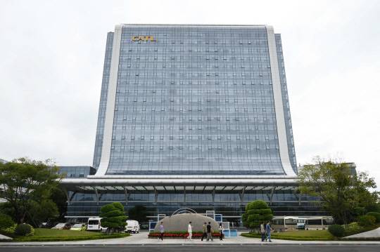 중국 푸젠성 닝더에 위치한 중국 전기차 배터리 제조업체 CATL의 본사 앞. CATL 제공.