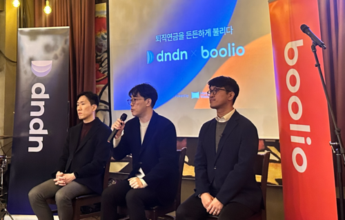 26일 삼성동 벨지움에서 열린 기자간담회에서 (왼쪽부터) 이승규 두물머리투자자문 대표,이충엽 업라이즈 대표, 문일호 업라이즈투자자문 대표가 전략적 결합 계획을 발표하고 있다.