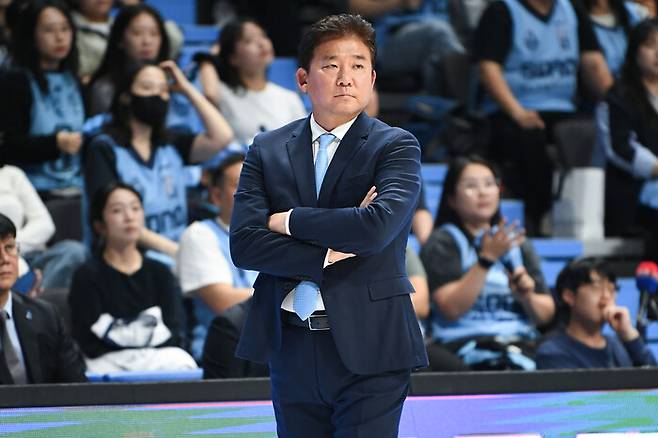 선수를 질타하는 과정에서 수건을 던졌던 김승기 감독이 ‘폭행 논란’으로 사퇴했다. 농구 관계자들은 “이젠 시대가 변했다”며 “감정이 태도가 되어서는 안될 것”이라고 했다. 한국농구연맹 제공