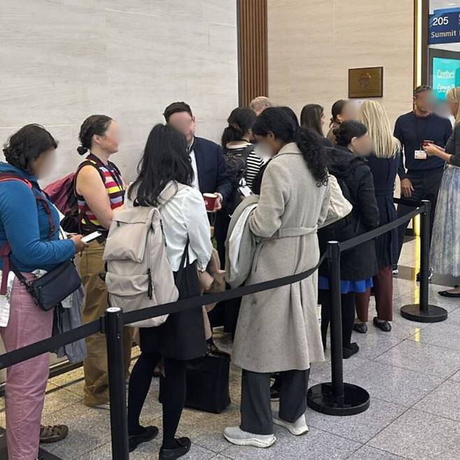 부산 국제 플라스틱 협약 협상에 참여하는 옵저버(시민사회)가 회의장에 들어가지 못해 자리가 나길 줄을 서서 기다리고 있다. 플뿌리연대 제공