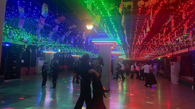 6일 서울 영등포구 한 콜라텍에서 오전부터 사람들이 짝을 지어 춤을 추고 있다. 문지수 기자