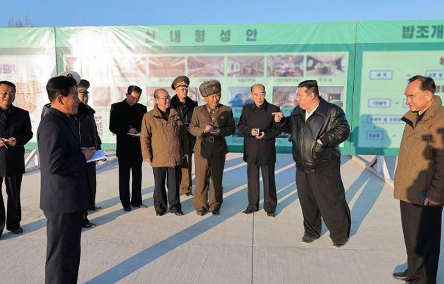 북한 노동당 기관지 노동신문은 26일 김정은 당 총비서가 함경남도 신포시 풍어동지구에 위치한 바닷가 양식사업소 건설장을 현지지도했다고 보도했다. 평양=노동신문 뉴스1