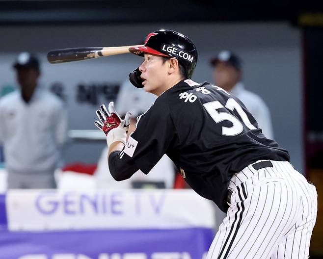 2024 프로야구 KBO 포스트시즌 kt위즈와 LG트윈스의 준플레이오프(준PO) 3차전 경기가 8일 오후 수원kt위즈파크에서 열렸다. 6회초 1사 1,3루 홍창기가 희생플라이를 치고 있다. 수원=김민규 기자 mgkim1@edaily.co.kr /2024.10.08/