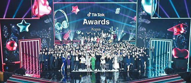지난 15일 서울 경희대 평화의전당에서 열린 틱톡어워즈에 참석한 크리에이터들이 기념 촬영을 하고 있다. 이번 어워즈는 한국에서 처음 개최됐으며, 틱톡 커뮤니티의 긍정적 영향력과 콘텐츠 다양성을 확인하는 자리가 됐다. [사진 틱톡]