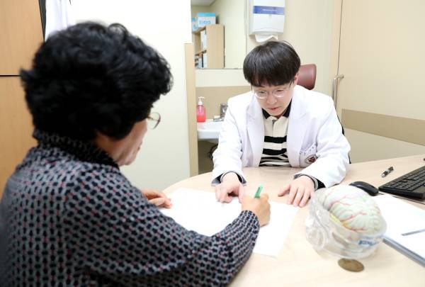 고려대 구로병원 알츠하이머예방센터장인 강성훈 신경과 교수가 60대 여성의 인지기능 저하 여부를 확인하기 위해 신경심리검사를 진행하고 있다.