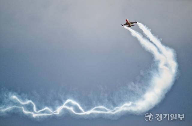 T-50 골든이글이 단기기동 비행을 하고 있다. 윤원규기자