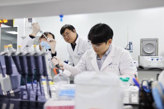 지아이이노베이션 소속 연구원들이 연구개발 활동을 진행 중이다. /사진=지아이이노베이션