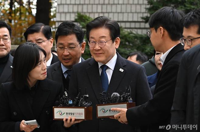 (서울=뉴스1) 사진공동취재단 = 위증교사 혐의로 재판을 받는 이재명 더불어민주당 대표가 25일 서울 서초구 중앙지방법원에서 열린 1심 선고 공판에 출석하고 있다. 2024.11.25/뉴스1  Copyright (C) 뉴스1. All rights reserved. 무단 전재 및 재배포,  AI학습 이용 금지. /사진=(서울=뉴스1) 사진공동취재단