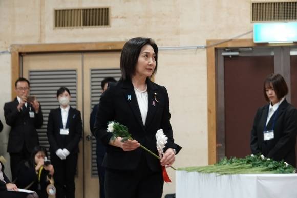 일본 외무성의 이쿠이나 아키코 외무성 정무관이 24일 오후 니가타현 사도섬 서쪽에 있는 사도시 아이카와개발종합센터에서 열린 ‘사도광산 추모식’에서 헌화하고 있다. [연합]