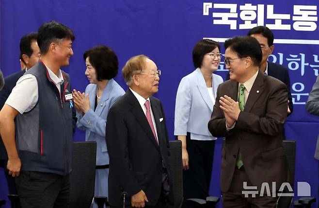 [서울=뉴시스] 조성봉 기자 = 우원식 국회의장이 지난 8월20일 오후 서울 여의도 국회의 의원회관 세미나실에서 열린 국회노동포럼 출범식에서 기념촬영을 마치고 양경수(왼쪽) 민주노총 위원장, 손경식 한국경영자총협회 회장과 대화를 나누고 있다.  2024.08.20. suncho21@newsis.com