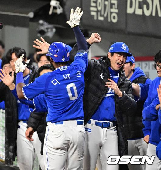 [OSEN=광주, 지형준 기자] 28일 광주 기아챔피언스필드에서 2024 신한 SOL뱅크 KBO 한국시리즈 5차전 KIA 타이거즈와 삼성 라이온즈의 경기가 열렸다.KIA는 양현종, 삼성은 이승현을 선발 투수로 내세웠다.3회초 2사 1루에서 삼성 디아즈가 연타석 홈런을 날리며 구자욱과 기뻐하고 있다. 2024.10.28 / jpnews@osen.co.kr