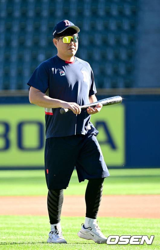 [OSEN=잠실, 최규한 기자] 2일 오후 서울 잠실야구장에서 ‘2024 신한 SOL뱅크 KBO 포스트시즌’ 와일드카드 결정 1차전 두산 베어스와 KT 위즈의 경기가 열린다.두산은 곽빈, KT는 윌리엄 쿠에바스를 선발 투수로 내세웠다.경기를 앞두고 두산 양의지가 훈련을 마친 뒤 이동하고 있다. 2024.10.02 /