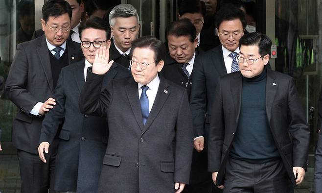 이재명 더불어민주당 대표가 지난 25일 서울 서초구 중앙지방법원에서 열린 위증교사 혐의 1심에서 무죄를 선고 받은 후 법원을 나서며 지지자들을 향해 인사하고 있다. 뉴스1