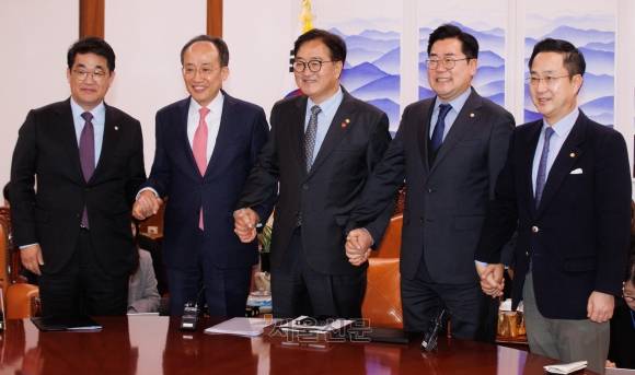 국회의장·여야 원내대표 회동 - 우원식 국회의장과 여야 원내대표가 26일 국회의장실에서 만나 웃는 얼굴로 기념촬영을 하고 있다. 왼쪽부터 국민의힘 배준영 원내수석부대표, 추경호 원내대표, 우 의장, 더불어민주당 박찬대 원내대표, 박성준 원내수석부대표. 오장환 기자