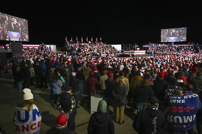 10월25일 미시간주 체리 캐피털 공항에 지지자들이 운집한 가운데 트럼프 후보가 연설하고 있다. ⓒAP Photo