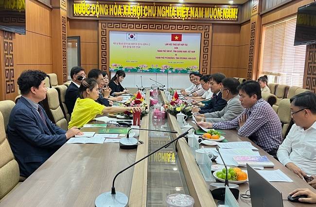 정장선 시장 등 평택시 관계자들이 베트남 지방정부 관계자들과 간담회를 갖고 있다. ⓒ평택시 제공