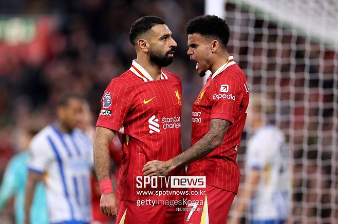 ▲ 살라는 "12월이 거의 다 되어 가는데 리버풀에 잔류&nbsp;제안을 받지 못했다. 내가 수년 동안 클럽에 있었다는 것을 알고 계실 것이다. 이런 클럽은 없다. 그러나 결국 그것은 내 손에 달려 있지 않다. 지금은 12월이고 아직 내 미래에 대해 아무것도 듣지 못했다. 나는 팬들을 사랑한다. 팬들도 나를 사랑한다. 결국은 내 손에 달린 것도 아니고 팬들의 손에 달린 것도 아니다”라고 말했다. 내년 여름 리버풀을 자유계약대상자로 떠날 가능성이 크다. 손흥민도 계약 만료 끝에 1년 연장 옵션만 발동된 상황이다.