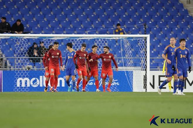 득점 후 기뻐하는 상하이 하이강 선수들. /사진=한국프로축구연맹 제공