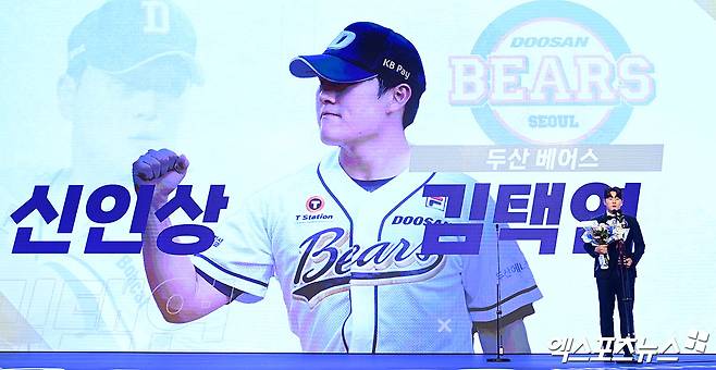 두산 투수 김택연은 26일 서울 롯데호텔 월드 크리스탈볼룸에서 열린 '2024 신한 SOL뱅크 KBO 시상식'에서 신인왕을 차지했다. 만장일치 신인왕에는 실패했지만, 92%의 압도적인 지지를 받으며 신인왕의 영광을 누렸다. 잠실, 박지영 기자